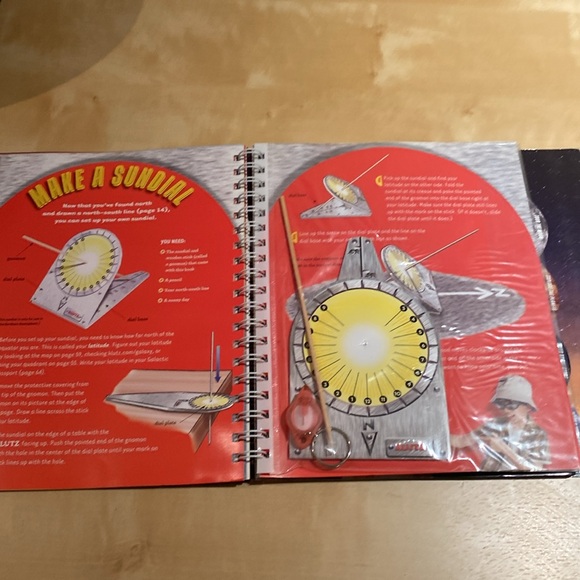 2 x Children’s SPACE books + plastic spacemen and vehicles - Picture 2 of 4